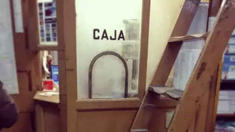 Almacenes Antoñanzas celebra 75 años como referencia del comercio tradicional en León. El histórico negocio familiar recuerda sus orígenes, agradece el apoyo de generaciones de clientes y reivindica un modelo basado en cercanía y adaptación.