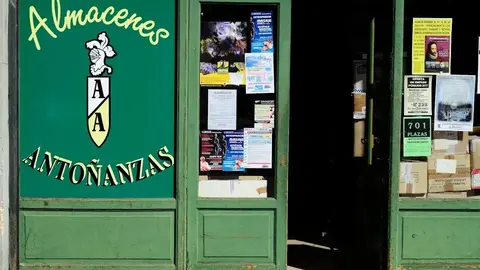 Almacenes Antoñanzas celebra 75 años como referencia del comercio tradicional en León. El histórico negocio familiar recuerda sus orígenes, agradece el apoyo de generaciones de clientes y reivindica un modelo basado en cercanía y adaptación.