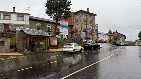 El delegado territorial, Eduardo Diego, y el alcalde visitan las actuaciones ya concluidas de la travesía de Riello. Foto: JCyL