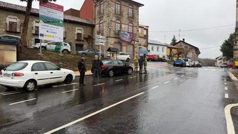 El delegado territorial, Eduardo Diego, y el alcalde visitan las actuaciones ya concluidas de la travesía de Riello. Foto: JCyL