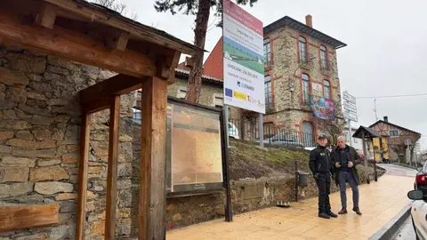 El delegado territorial, Eduardo Diego, y el alcalde visitan las actuaciones ya concluidas de la travesía de Riello. Foto: JCyL