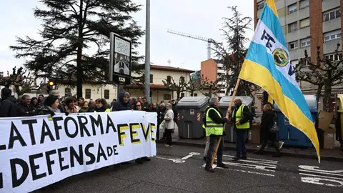 Corte de tráfico reivindicativo de la Plataforma en Defensa del Feve este sábado en Padre Isla. Foto: Peio García.