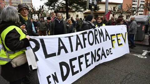 Corte de tráfico reivindicativo de la Plataforma en Defensa del Feve este sábado en Padre Isla. Foto: Peio García.