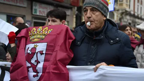 Corte de tráfico reivindicativo de la Plataforma en Defensa del Feve este sábado en Padre Isla. Foto: Peio García.