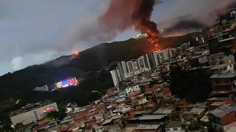 Estados Unidos ha bombardeado esta noche Venezuela tras días de amenazas y habría capturado a Nicolás Maduro y a Cilia Flores. El propio Donald Trump ha desvelado los acontecimientos en su red social y antes de dar más detalles en la rueda de prensa de la Casa Blanca ha intervenido en Fox News, donde ha dicho que Maduro y su mujer ya van camino de EEUU en un buque de guerra.