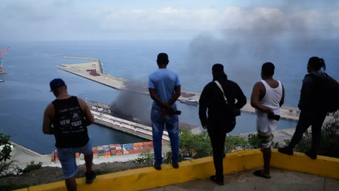 Estados Unidos ha bombardeado esta noche Venezuela tras días de amenazas y habría capturado a Nicolás Maduro y a Cilia Flores. El propio Donald Trump ha desvelado los acontecimientos en su red social y antes de dar más detalles en la rueda de prensa de la Casa Blanca ha intervenido en Fox News, donde ha dicho que Maduro y su mujer ya van camino de EEUU en un buque de guerra.