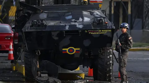 Estados Unidos ha bombardeado esta noche Venezuela tras días de amenazas y habría capturado a Nicolás Maduro y a Cilia Flores. El propio Donald Trump ha desvelado los acontecimientos en su red social y antes de dar más detalles en la rueda de prensa de la Casa Blanca ha intervenido en Fox News, donde ha dicho que Maduro y su mujer ya van camino de EEUU en un buque de guerra.