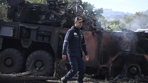 Estados Unidos ha bombardeado esta noche Venezuela tras días de amenazas y habría capturado a Nicolás Maduro y a Cilia Flores. El propio Donald Trump ha desvelado los acontecimientos en su red social y antes de dar más detalles en la rueda de prensa de la Casa Blanca ha intervenido en Fox News, donde ha dicho que Maduro y su mujer ya van camino de EEUU en un buque de guerra.