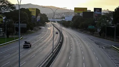 Estados Unidos ha bombardeado esta noche Venezuela tras días de amenazas y habría capturado a Nicolás Maduro y a Cilia Flores. El propio Donald Trump ha desvelado los acontecimientos en su red social y antes de dar más detalles en la rueda de prensa de la Casa Blanca ha intervenido en Fox News, donde ha dicho que Maduro y su mujer ya van camino de EEUU en un buque de guerra.