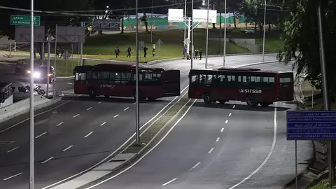 Estados Unidos ha bombardeado esta noche Venezuela tras días de amenazas y habría capturado a Nicolás Maduro y a Cilia Flores. El propio Donald Trump ha desvelado los acontecimientos en su red social y antes de dar más detalles en la rueda de prensa de la Casa Blanca ha intervenido en Fox News, donde ha dicho que Maduro y su mujer ya van camino de EEUU en un buque de guerra.
