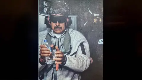 Primera imagen oficial de Maduro tras ser detenido por los Estados Unidos y ya es un barco de guerra americano.