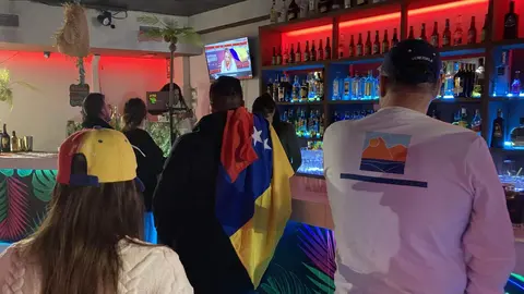 La comunidad venezolana de León recibe con alegría las noticias de Venezuela. Fotos: Peio García