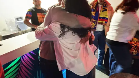 La comunidad venezolana de León recibe con alegría las noticias de Venezuela. Fotos: Peio García