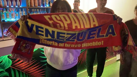 La comunidad venezolana de León recibe con alegría las noticias de Venezuela. Fotos: Peio García