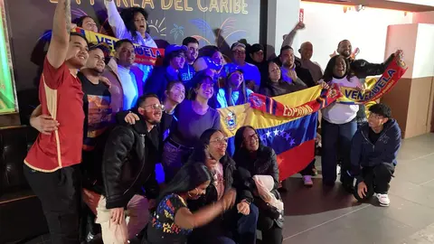 La comunidad venezolana de León recibe con alegría las noticias de Venezuela. Fotos: Peio García