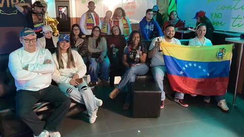 La comunidad venezolana de León recibe con alegría las noticias de Venezuela. Fotos: Peio García
