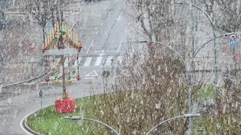 Según las previsiones de la Agencia Estatal de Meteorología (Aemet), la jornada de este lunes comienza con un ambiente gélido y registros térmicos mínimos por debajo de los -5 °C en la capital y en muchas comarcas de la provincia, con heladas persistentes durante toda la mañana y parte de la tarde. Todo, en una jornada en alerta amarilla por nevadas.