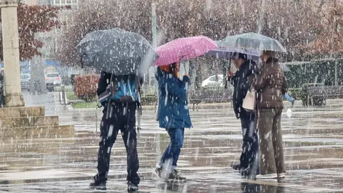 Según las previsiones de la Agencia Estatal de Meteorología (Aemet), la jornada de este lunes comienza con un ambiente gélido y registros térmicos mínimos por debajo de los -5 °C en la capital y en muchas comarcas de la provincia, con heladas persistentes durante toda la mañana y parte de la tarde. Todo, en una jornada en alerta amarilla por nevadas.