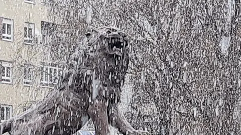 Según las previsiones de la Agencia Estatal de Meteorología (Aemet), la jornada de este lunes comienza con un ambiente gélido y registros térmicos mínimos por debajo de los -5 °C en la capital y en muchas comarcas de la provincia, con heladas persistentes durante toda la mañana y parte de la tarde. Todo, en una jornada en alerta amarilla por nevadas.