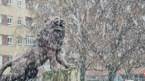 Según las previsiones de la Agencia Estatal de Meteorología (Aemet), la jornada de este lunes comienza con un ambiente gélido y registros térmicos mínimos por debajo de los -5 °C en la capital y en muchas comarcas de la provincia, con heladas persistentes durante toda la mañana y parte de la tarde. Todo, en una jornada en alerta amarilla por nevadas.