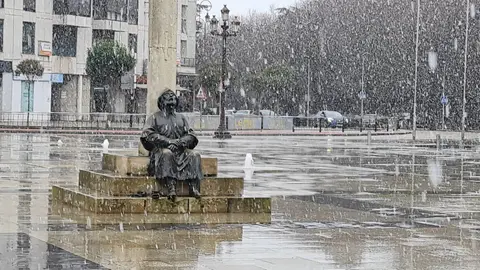Según las previsiones de la Agencia Estatal de Meteorología (Aemet), la jornada de este lunes comienza con un ambiente gélido y registros térmicos mínimos por debajo de los -5 °C en la capital y en muchas comarcas de la provincia, con heladas persistentes durante toda la mañana y parte de la tarde. Todo, en una jornada en alerta amarilla por nevadas.