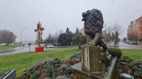 Según las previsiones de la Agencia Estatal de Meteorología (Aemet), la jornada de este lunes comienza con un ambiente gélido y registros térmicos mínimos por debajo de los -5 °C en la capital y en muchas comarcas de la provincia, con heladas persistentes durante toda la mañana y parte de la tarde. Todo, en una jornada en alerta amarilla por nevadas.