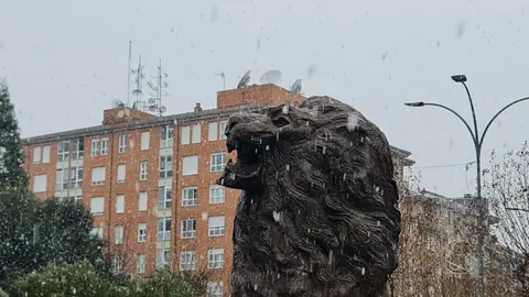 Según las previsiones de la Agencia Estatal de Meteorología (Aemet), la jornada de este lunes comienza con un ambiente gélido y registros térmicos mínimos por debajo de los -5 °C en la capital y en muchas comarcas de la provincia, con heladas persistentes durante toda la mañana y parte de la tarde. Todo, en una jornada en alerta amarilla por nevadas.
