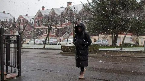 Nevada en la capital leonesa a primera hora del domingo. Foto: Peio García