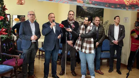 El presidente de la Diputación, Gerardo Álvarez Courel, encabeza la visita navideña a la residencia Santa Luisa, gestionada por la institución provincial. Foto: Peio García.