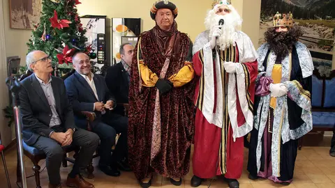 El presidente de la Diputación, Gerardo Álvarez Courel, encabeza la visita navideña a la residencia Santa Luisa, gestionada por la institución provincial. Foto: Peio García.