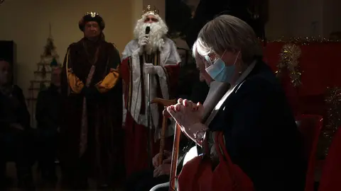 El presidente de la Diputación, Gerardo Álvarez Courel, encabeza la visita navideña a la residencia Santa Luisa, gestionada por la institución provincial. Foto: Peio García.