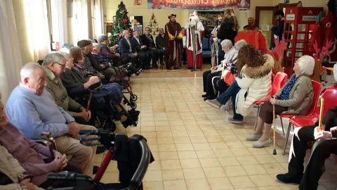 El presidente de la Diputación, Gerardo Álvarez Courel, encabeza la visita navideña a la residencia Santa Luisa, gestionada por la institución provincial. Foto: Peio García.