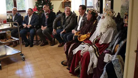 El presidente de la Diputación, Gerardo Álvarez Courel, encabeza la visita navideña a la residencia Santa Luisa, gestionada por la institución provincial. Foto: Peio García.
