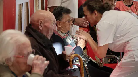 El presidente de la Diputación, Gerardo Álvarez Courel, encabeza la visita navideña a la residencia Santa Luisa, gestionada por la institución provincial. Foto: Peio García.