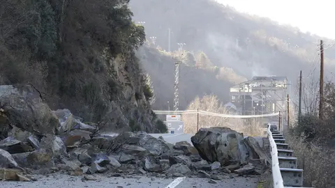 Nuevo desprendimiento en la carretera CL-631 en el término municipal de Páramo del Sil. Foto: César Sánchez.