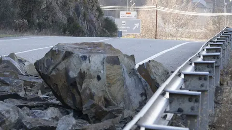 Nuevo desprendimiento en la carretera CL-631 en el término municipal de Páramo del Sil. Foto: César Sánchez.