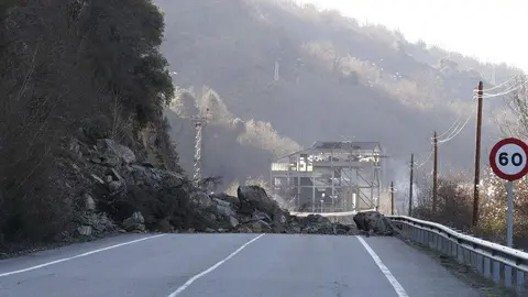 Nuevo desprendimiento en la carretera CL-631 en el término municipal de Páramo del Sil. Foto: César Sánchez.