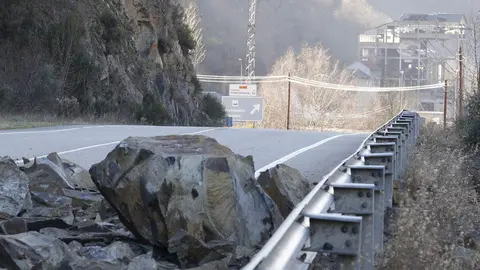 Nuevo desprendimiento en la carretera CL-631 en el término municipal de Páramo del Sil. Foto: César Sánchez.