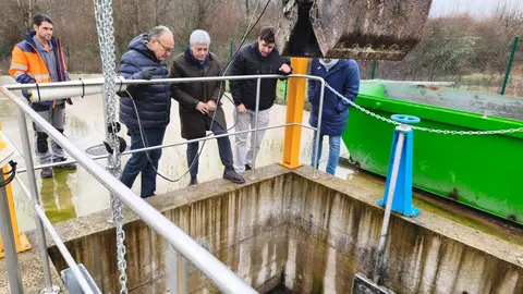 El delegado territorial de la Junta en León, Eduardo Diego, y el alcalde de Molinaseca, Alfonso Arias, durante la visita a la nueva Estación Depuradora de Aguas Residuales, que garantiza un tratamiento eficiente y sostenible para el municipio.