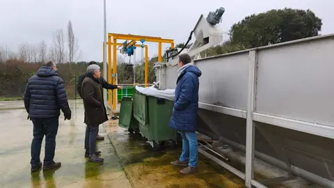 El delegado territorial de la Junta en León, Eduardo Diego, y el alcalde de Molinaseca, Alfonso Arias, durante la visita a la nueva Estación Depuradora de Aguas Residuales, que garantiza un tratamiento eficiente y sostenible para el municipio.