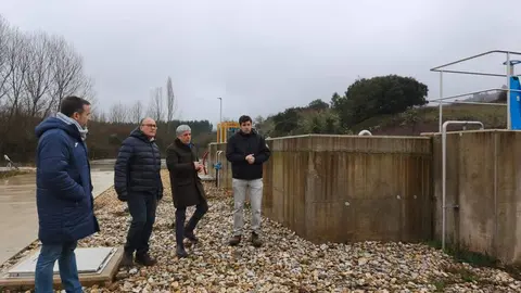 El delegado territorial de la Junta en León, Eduardo Diego, y el alcalde de Molinaseca, Alfonso Arias, durante la visita a la nueva Estación Depuradora de Aguas Residuales, que garantiza un tratamiento eficiente y sostenible para el municipio.
