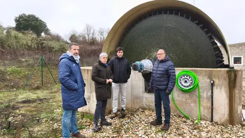 El delegado territorial de la Junta en León, Eduardo Diego, y el alcalde de Molinaseca, Alfonso Arias, durante la visita a la nueva Estación Depuradora de Aguas Residuales, que garantiza un tratamiento eficiente y sostenible para el municipio.