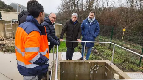 El delegado territorial de la Junta en León, Eduardo Diego, y el alcalde de Molinaseca, Alfonso Arias, durante la visita a la nueva Estación Depuradora de Aguas Residuales, que garantiza un tratamiento eficiente y sostenible para el municipio.