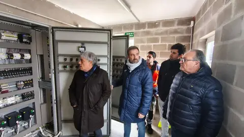 El delegado territorial de la Junta en León, Eduardo Diego, y el alcalde de Molinaseca, Alfonso Arias, durante la visita a la nueva Estación Depuradora de Aguas Residuales, que garantiza un tratamiento eficiente y sostenible para el municipio.