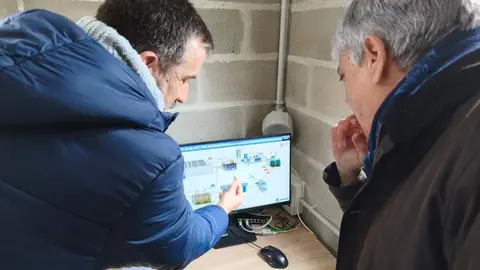 El delegado territorial de la Junta en León, Eduardo Diego, y el alcalde de Molinaseca, Alfonso Arias, durante la visita a la nueva Estación Depuradora de Aguas Residuales, que garantiza un tratamiento eficiente y sostenible para el municipio.