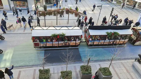 León capital ha dado la bienvenida a Sus Majestades de Oriente con puntualidad ferroviaria. A las 12.00 horas, Melchor, Gaspar y Baltasar han hecho su entrada en la Estación de Tren de León, en la avenida de Palencia, ante la expectación de decenas de familias que aguardaban su llegada desde minutos antes.