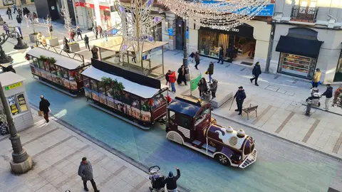 León capital ha dado la bienvenida a Sus Majestades de Oriente con puntualidad ferroviaria. A las 12.00 horas, Melchor, Gaspar y Baltasar han hecho su entrada en la Estación de Tren de León, en la avenida de Palencia, ante la expectación de decenas de familias que aguardaban su llegada desde minutos antes.