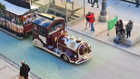 León capital ha dado la bienvenida a Sus Majestades de Oriente con puntualidad ferroviaria. A las 12.00 horas, Melchor, Gaspar y Baltasar han hecho su entrada en la Estación de Tren de León, en la avenida de Palencia, ante la expectación de decenas de familias que aguardaban su llegada desde minutos antes.
