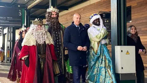 León capital ha dado la bienvenida a Sus Majestades de Oriente con puntualidad ferroviaria. A las 12.00 horas, Melchor, Gaspar y Baltasar han hecho su entrada en la Estación de Tren de León, en la avenida de Palencia, ante la expectación de decenas de familias que aguardaban su llegada desde minutos antes.