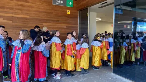 León capital ha dado la bienvenida a Sus Majestades de Oriente con puntualidad ferroviaria. A las 12.00 horas, Melchor, Gaspar y Baltasar han hecho su entrada en la Estación de Tren de León, en la avenida de Palencia, ante la expectación de decenas de familias que aguardaban su llegada desde minutos antes.